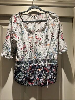 Floral Split-Hem V-Neck Women's Blouse - White with Multicolor Floral